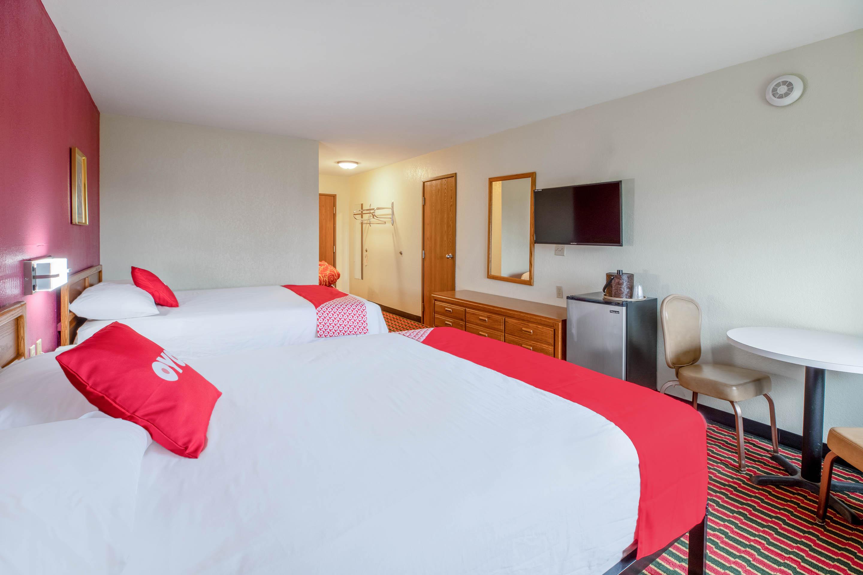 Oyo Hotel Chesaning Route 52 & Hwy 57 Екстериор снимка