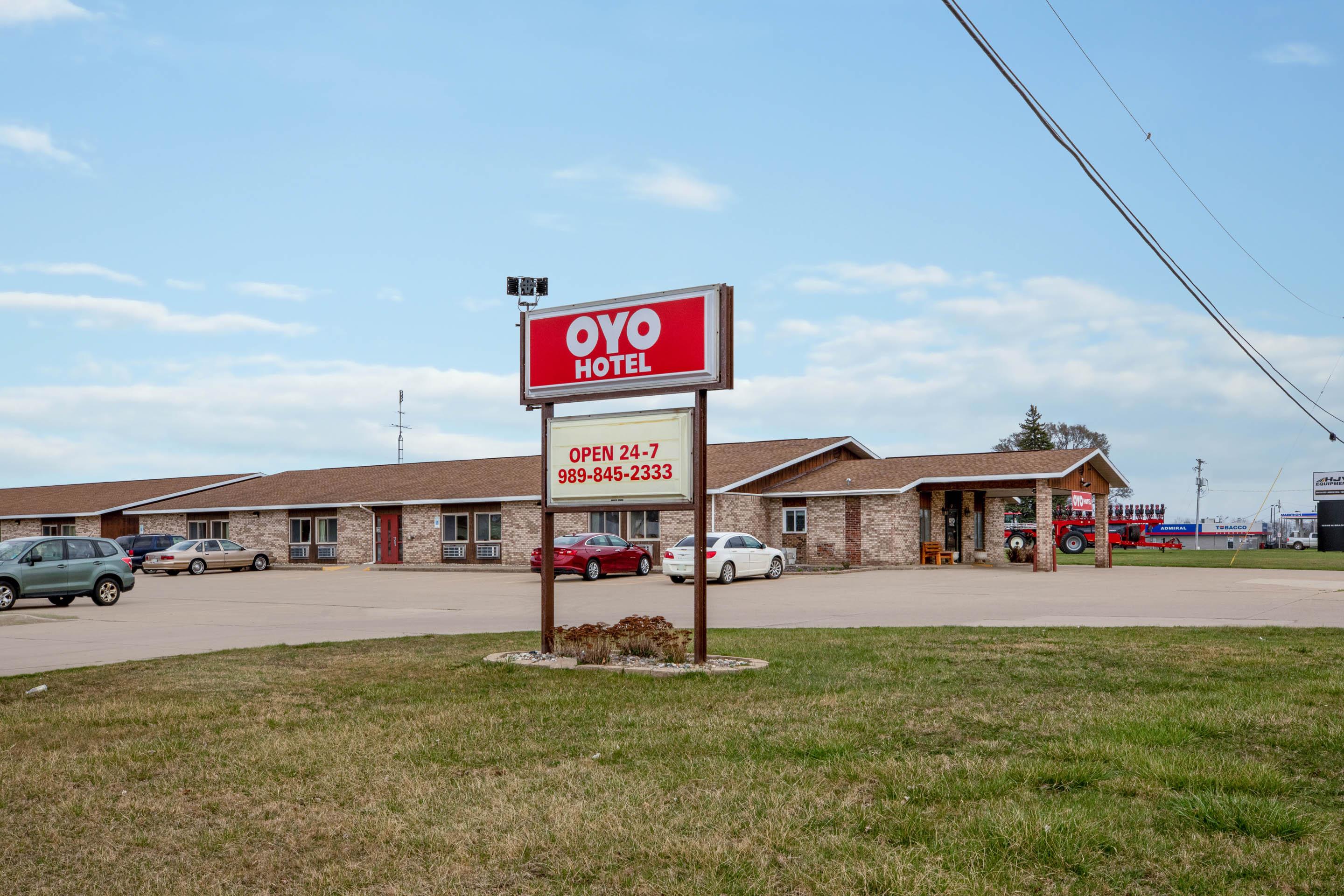 Oyo Hotel Chesaning Route 52 & Hwy 57 Екстериор снимка