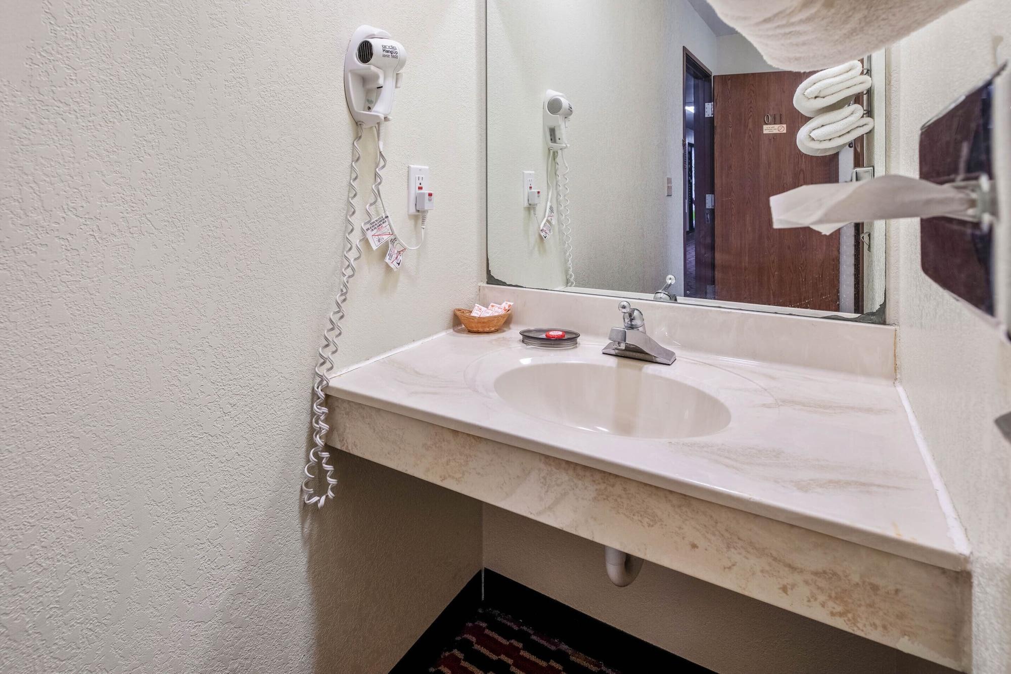 Oyo Hotel Chesaning Route 52 & Hwy 57 Екстериор снимка